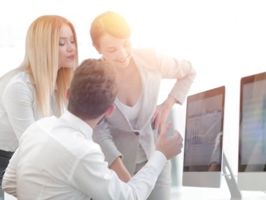 iş takım iş sorunları tartışıyor