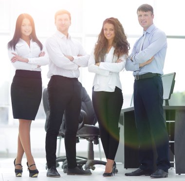 Masaüstünde duran başarılı iş ekibi