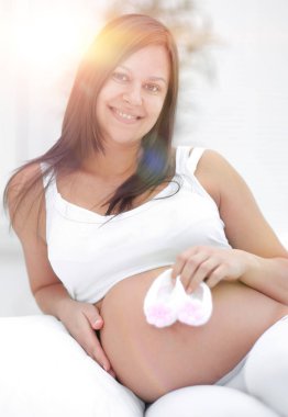 oturma odasında güzel hamile kadın.