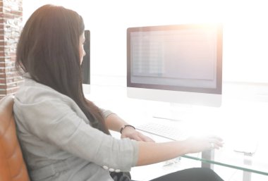 Genç iş kadını bilgisayar verilerle çalışma.