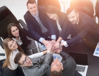 iş takım birlikte masada sıktı elleri ile