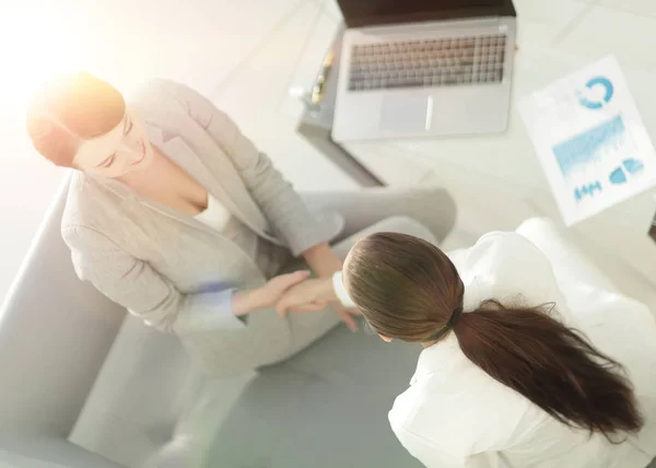 Begrüßung und Handschlag mit Geschäftspartnern — Stockfoto