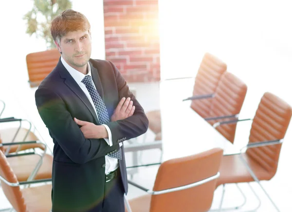 Hombre de negocios de pie en una sala de reuniones vacía — Foto de Stock