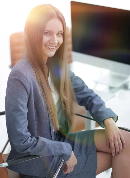 Büroangestellte sitzt am Schreibtisch — Stockfoto