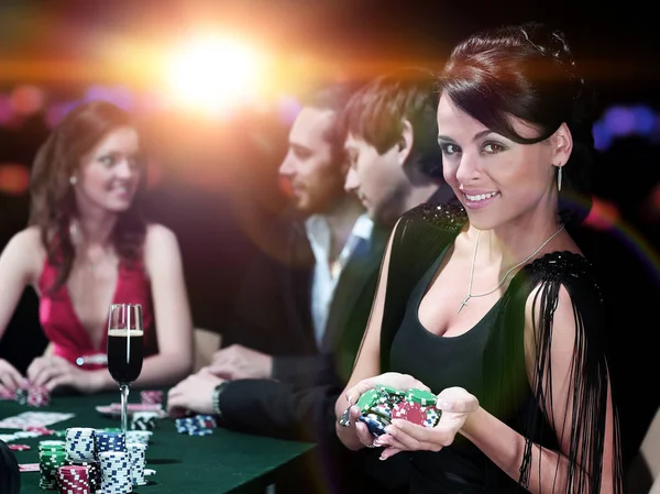 群的年轻人在赌场里玩扑克 — 图库照片