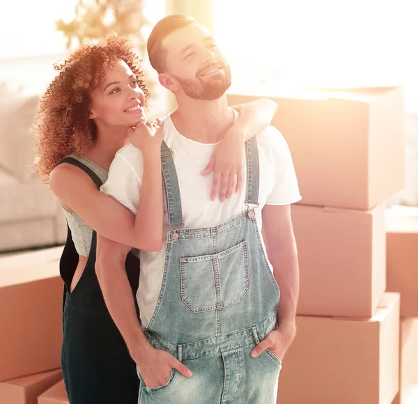Gelukkig echtpaar onderzoekt een nieuw appartement — Stockfoto