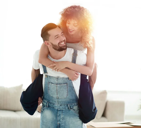 Vrouw hugs haar man in een nieuw appartement. — Stockfoto