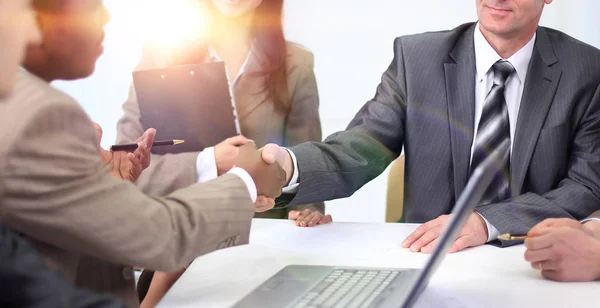 Apretón de manos socios comerciales en una reunión de negocios — Foto de Stock