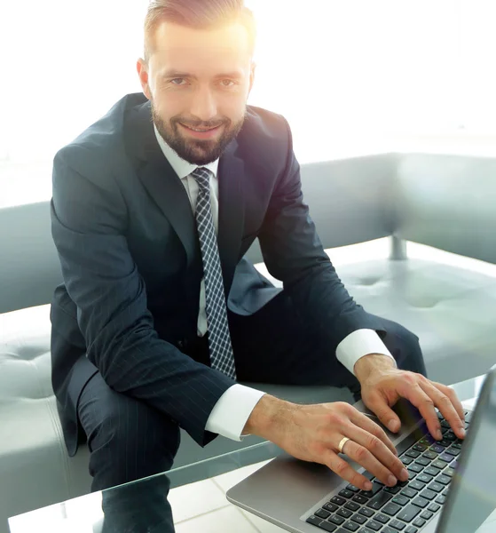 Empleado de la empresa escribiendo texto en el teclado del ordenador portátil — Foto de Stock