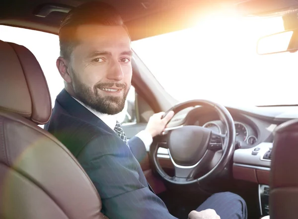 Empresário sentado ao volante de um carro de prestígio — Fotografia de Stock
