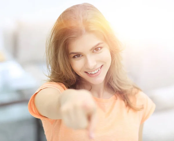 Close-up de uma jovem mulher confiante mostrando mão para a frente . — Fotografia de Stock