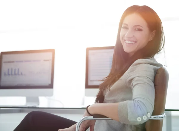 Business woman working with financial charts on computer — Stock Photo, Image