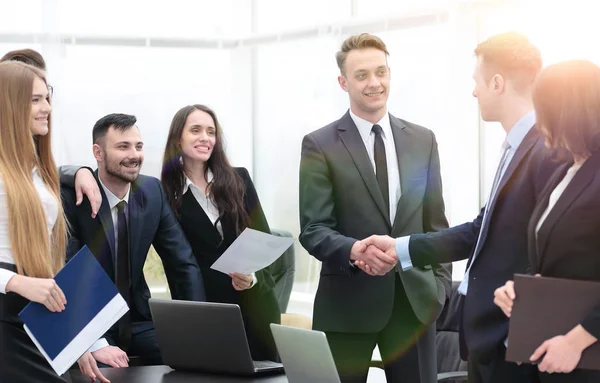 Parceiros de negócios handshake em uma reunião no escritório — Fotografia de Stock