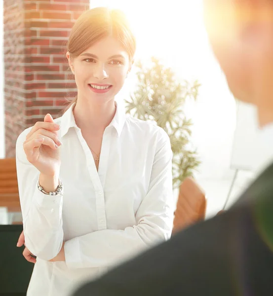 Côté view.in pleine croissance.confiant jeune femme va de l'avant avec confiance . — Photo