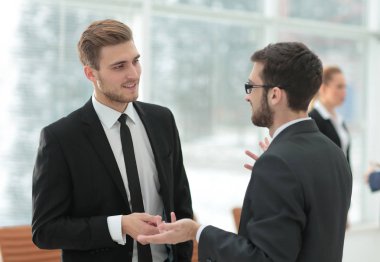 Ofiste konuşmak iş arkadaşları