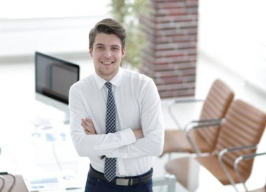 Kendine güvenen genç işadamı office arka plan üzerinde