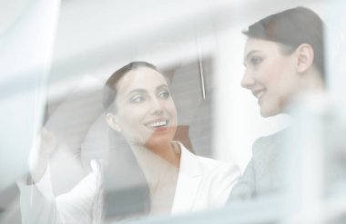 Masa başında oturan glass.colleagues