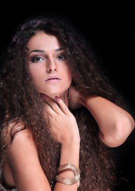 Kadın modeli uzun parlak dalgalı saç modeli ile.