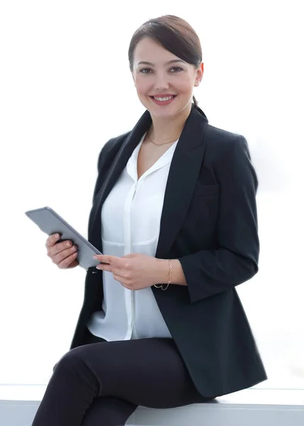 Close-up de uma jovem mulher de negócios bem sucedida com computador tablet — Fotografia de Stock