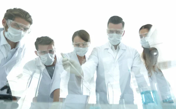 Cientistas que trabalham com tubos de ensaio e microscópio em laboratório — Fotografia de Stock