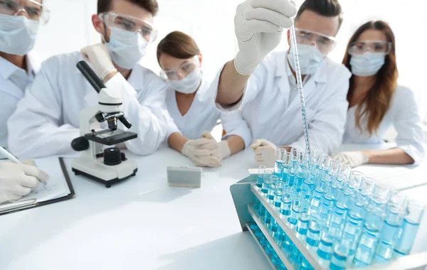 Forskare vid kemiska laboratorium under arbete — Stockfoto