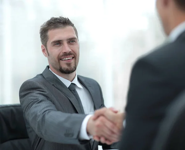 Closeup .handshake of business partners above the Desk — Stock Photo, Image
