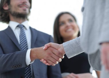 İş adamları geniş pencereli odaya karşı el sıkışıyor