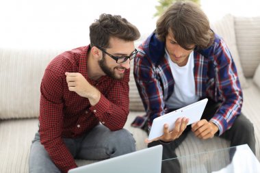 iki creative web tasarımcıları bir tablet ve bir dizüstü bilgisayar ile çalışma.