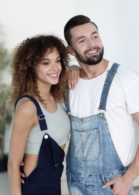 güzel genç çift ayakta yeni bir daire içinde. Fotoğraf alan bir kopyası vardır