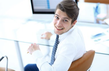 portre. Kameraya bakarak bir genç yaş