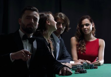 casino poker oyununda üzerinden seyir puro olan adam