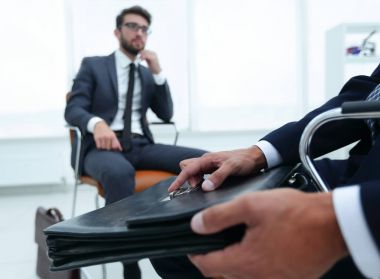 Evrak çantası ile takım elbiseli şık adam