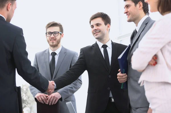 Handshake parceiros de negócios antes da reunião de negócios — Fotografia de Stock