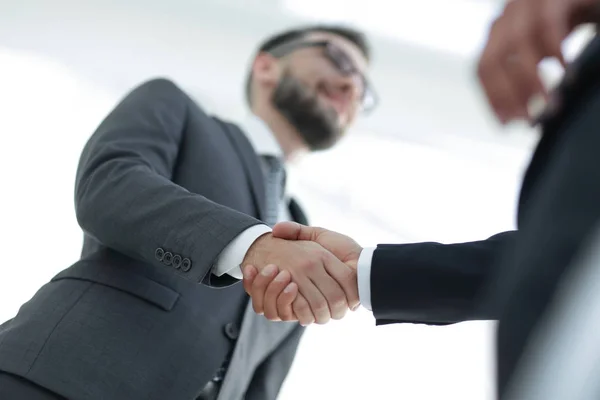 Succesvol bedrijf mensen handshaking na goede deal. — Stockfoto