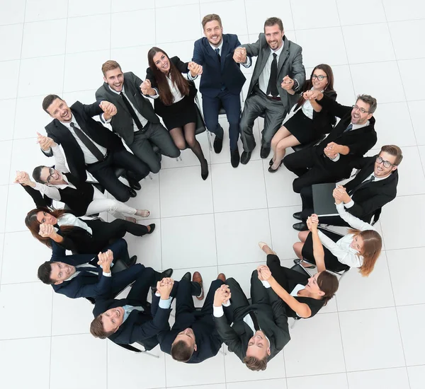 Concept van teambuilding .large succesvol business team zit in een cirkel — Stockfoto