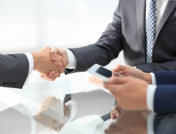 Due uomini d'affari fiduciosi stringono la mano durante un incontro nel — Foto Stock