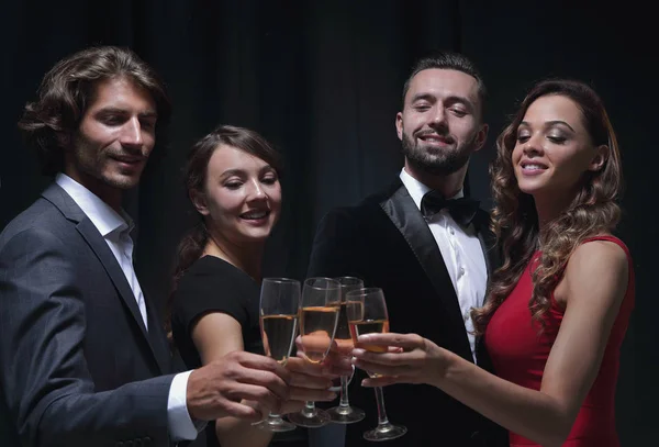 Pessoas alegres comemorando um sucesso com Champagne — Fotografia de Stock