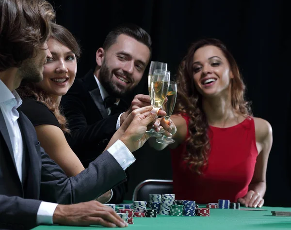 Amici che bevono e festeggiano una notte di gioco — Foto Stock