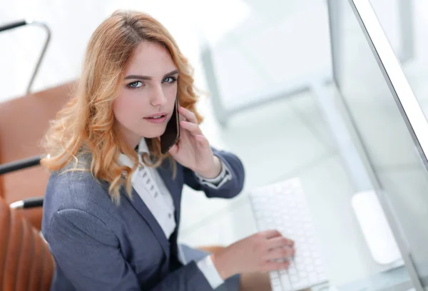 Biznes kobieta rozmawia na smartfonie w biurze — Zdjęcie stockowe