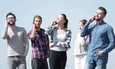 onların akıllı telefonlar üzerinde konuşurken öğrenci grubu.