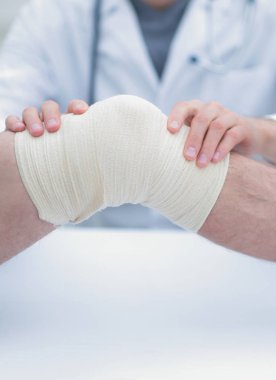 traumatologist, dizine bir bandaj uygulama