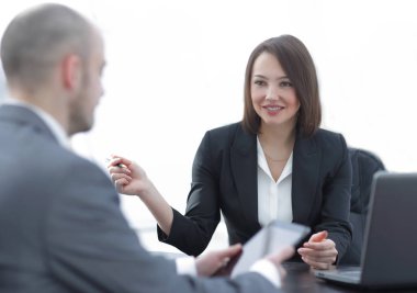 Ofiste masada birlikte çalışan iş adamları