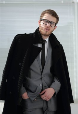 siyah ceket ciddi işadamı portresi