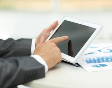 closeup.of işadamı el tablet bilgisayar ile çalışma