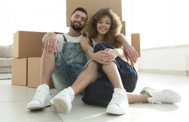 yeni bir daireye taşıma kavramı. Mutlu çift