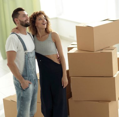 Genç mutlu çift. Hareketli, yeni konut satın alma.