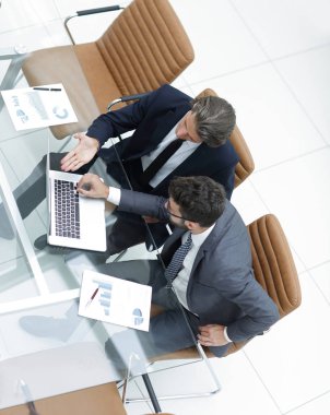 dizüstü bilgisayarda çalışan iki iş adamı