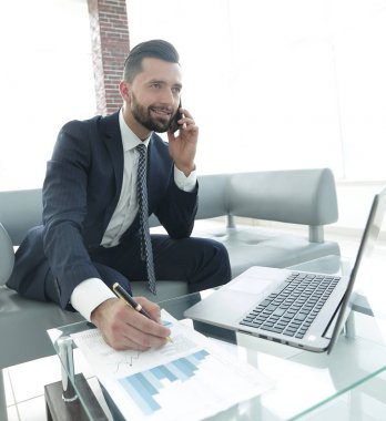 İşadamı Smartphone'da finansal belgeler hakkında konuşmak