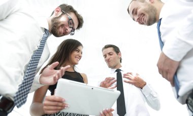 Konuşmayı ve dijital tablet kullanarak Office iş adamları.