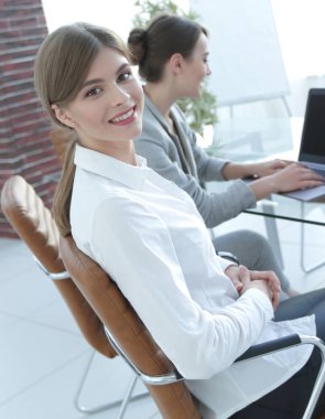 bir masanın arkasında oturan Ofis çalışanları.